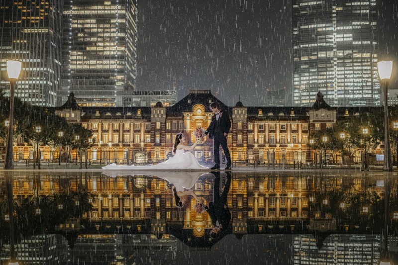 雨の日でも東京の夜景をクールに際立たせるスタイリッシュに仕上げます。水面の表現にもこだわり、ビルの反射を映し込んだ鮮やかな一枚に。無二の雰囲気と色味をご提案し、ポージングも細やかにサポートいたします。