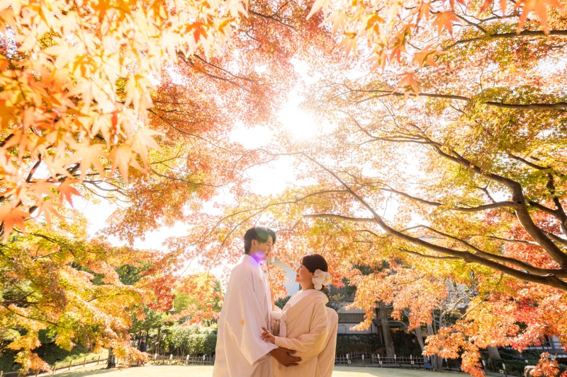 和装の美しい伝統を重んじた型物撮影かた、お写真のようなおふたりの個性を重ね、自然体の魅力を引き出す撮影を大切にしています。リラックスした空気の中で楽しみながら、その瞬間ならではの表情を丁寧に残します。