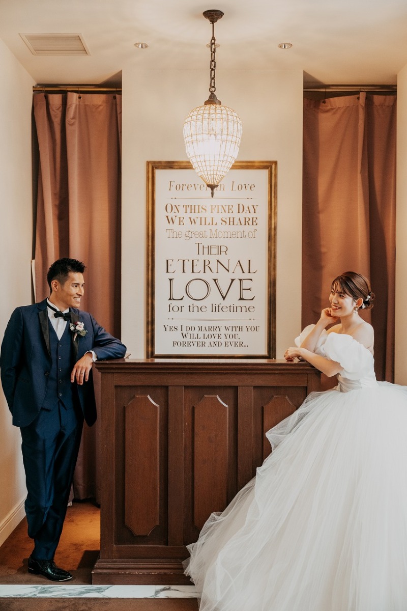 【チャペルプラン】大聖堂の美しいステンドグラスの前で撮る写真だけの結婚式 ♪ 季節や天候に左右されないのも魅力の一つ☆