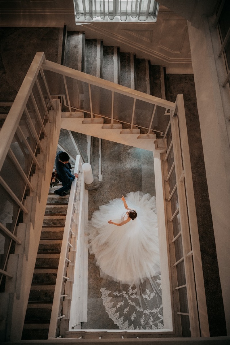 【チャペルプラン】大聖堂の美しいステンドグラスの前で撮る写真だけの結婚式 ♪ 季節や天候に左右されないのも魅力の一つ☆