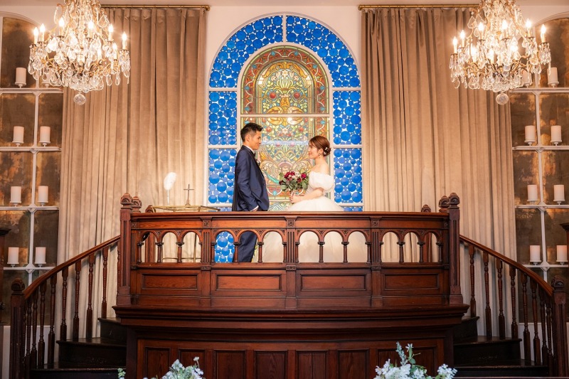 【チャペルプラン】大聖堂の美しいステンドグラスの前で撮る写真だけの結婚式 ♪ 季節や天候に左右されないのも魅力の一つ☆