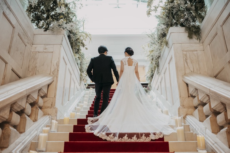 【チャペルプラン】大聖堂の美しいステンドグラスの前で撮る写真だけの結婚式 ♪ 季節や天候に左右されないのも魅力の一つ☆