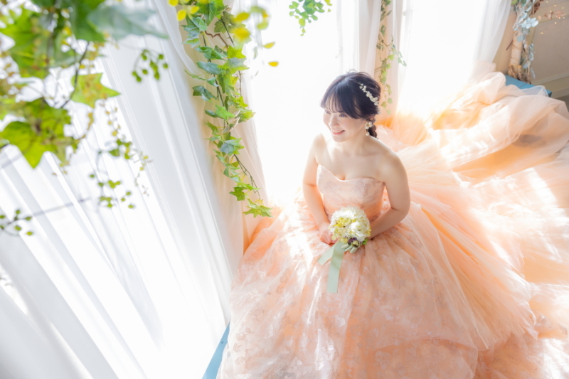 心ときめく彩りカラードレス　結婚式の前撮り・披露宴・フォト撮影に このショットは逃せない！結婚式の前撮りポーズ51選 ｜ 結婚