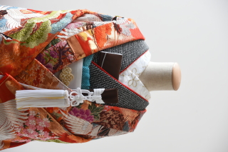 朱色（掛下：黒）半衿（梅）帯白スタイル