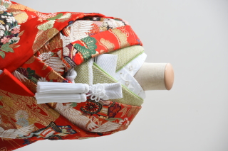 赤黒（掛下：緑）（半衿：百合）