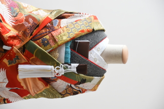 朱緑（半衿：百合）（掛下：黒）帯白スタイル