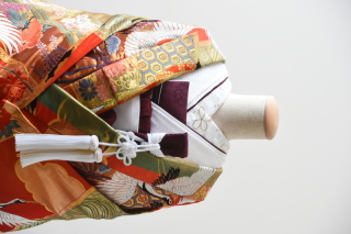 朱緑（半衿：うめ）（掛下：白）紫スタイル