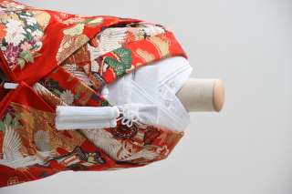 赤黒（掛下：白）（半衿：百合）