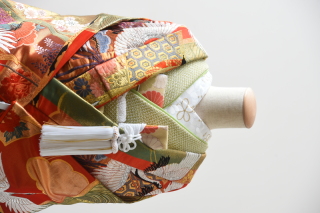 朱緑（半衿：うめ）（掛下：緑）