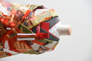 朱緑（半衿：百合）（掛下：黒）