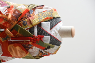 朱緑（半衿：うめ）（掛下：黒）