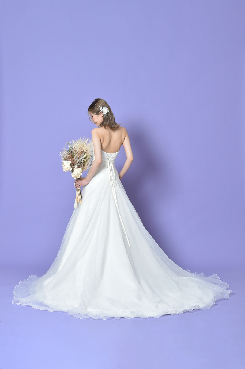 背中が大胆にあくドレス