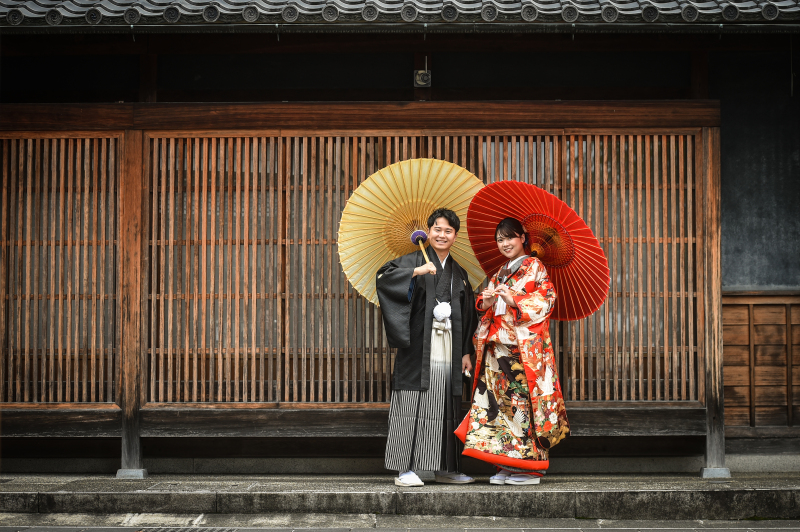 和傘を持ってカッコ良く