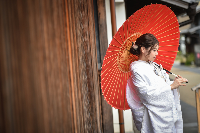 古い町並みで和傘