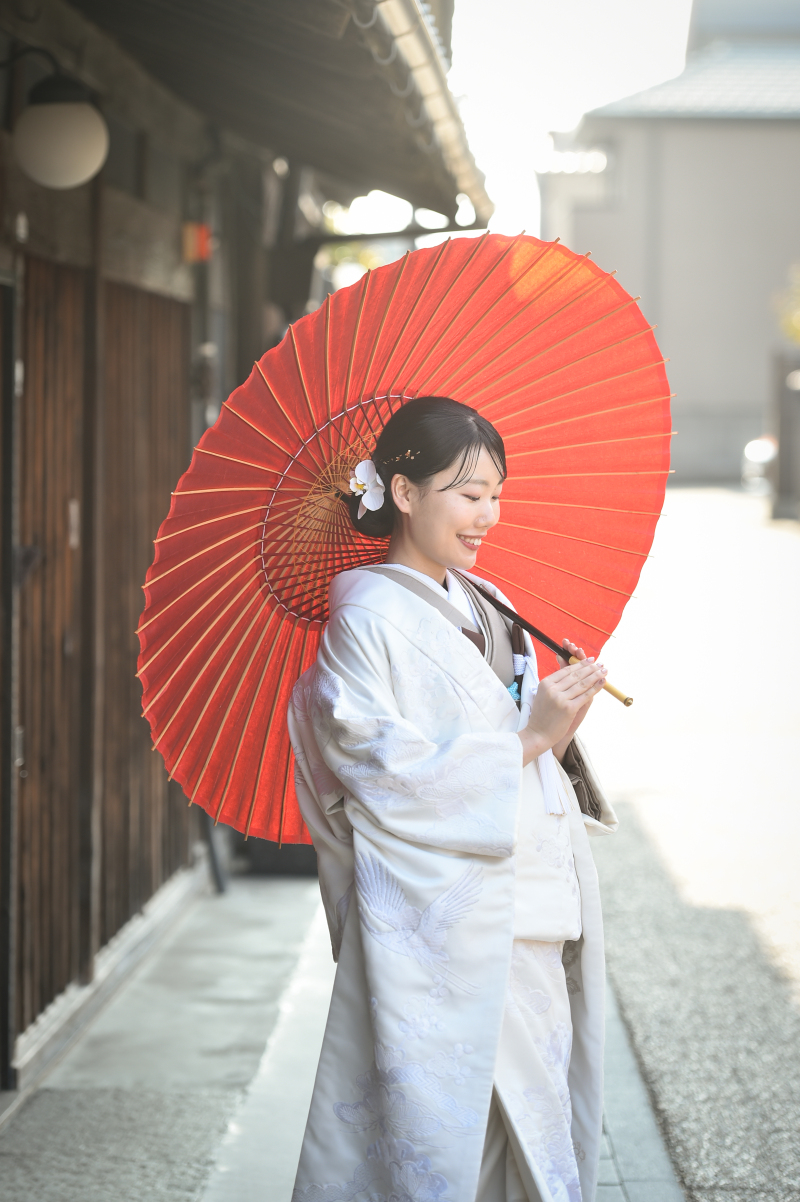 街並みと朱傘で