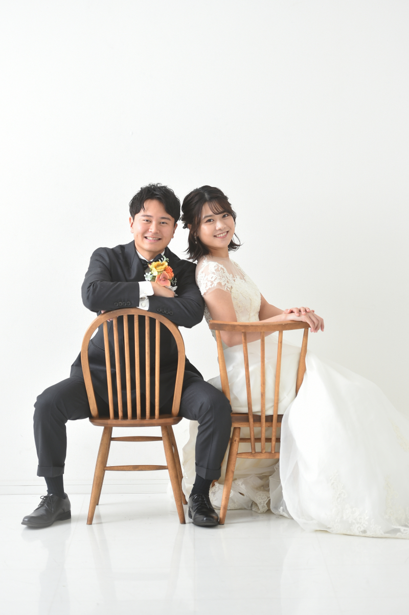 椅子に座ってカジュアルな雰囲気に