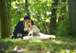 森でのロケーション撮影。木漏れ日がいい雰囲気を演出してくれています。ベストなロケーション・時間帯をご提案できます。