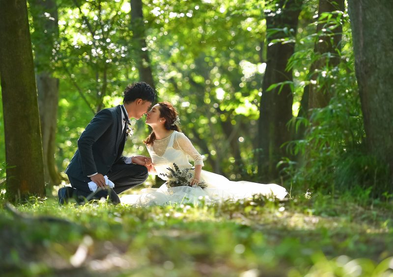 森でのロケーション撮影。木漏れ日がいい雰囲気を演出してくれています。ベストなロケーション・時間帯をご提案できます。