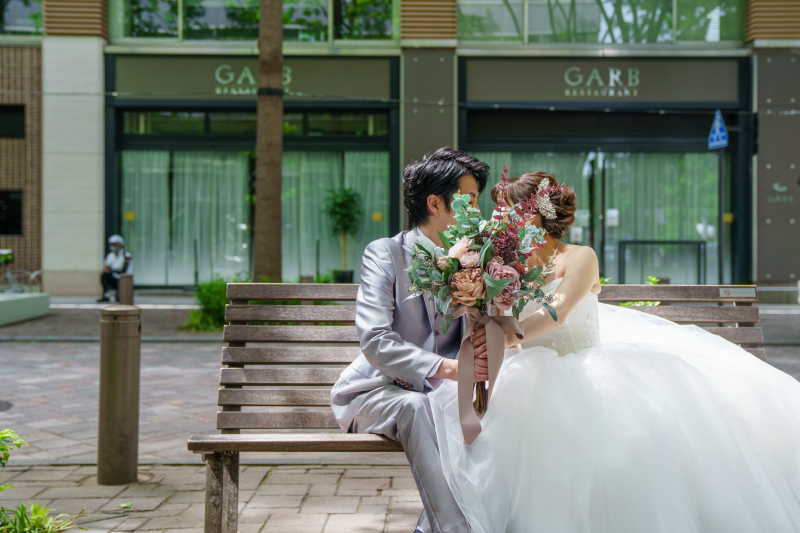 ベンチに座って