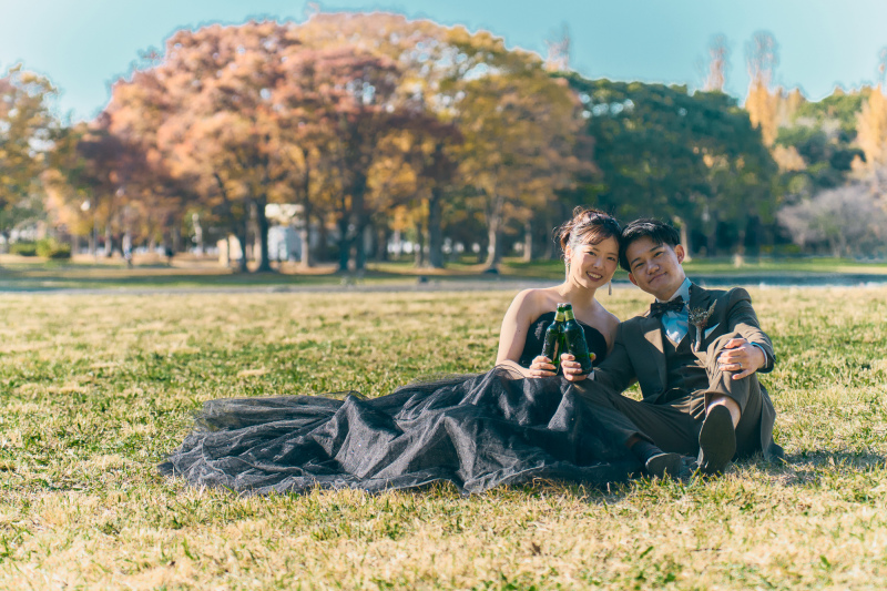 芝生の上で乾杯ピクニックフォト