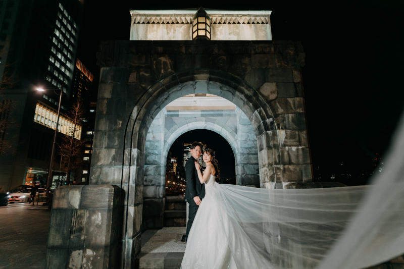 行幸通りのアーチでドラマチックなツーショット