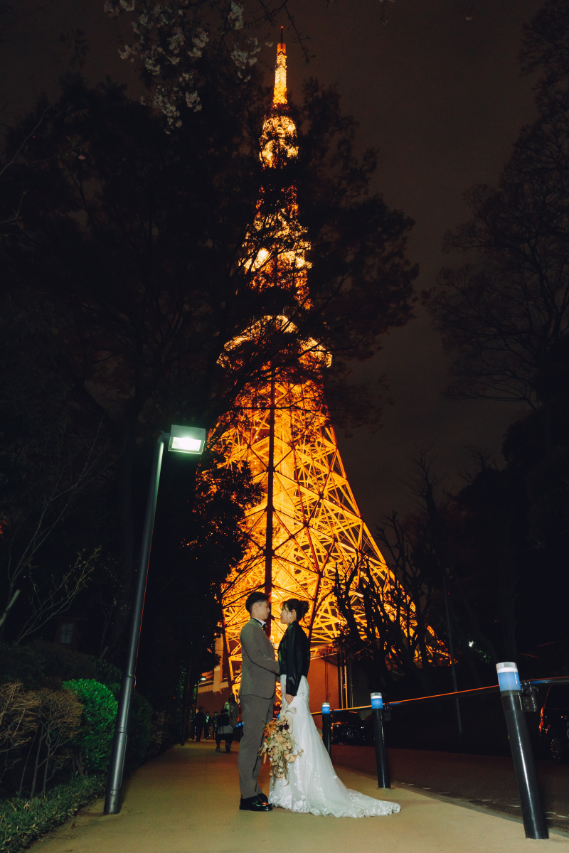 東京タワーの前で