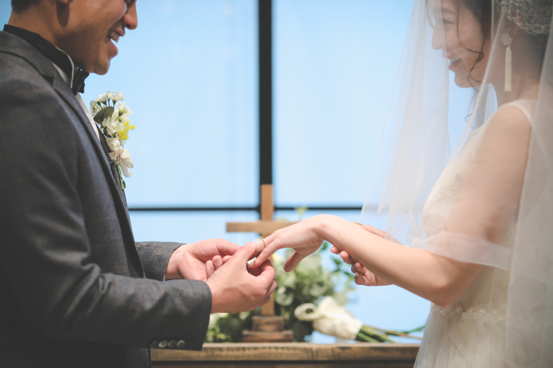緊張気味の指輪交換