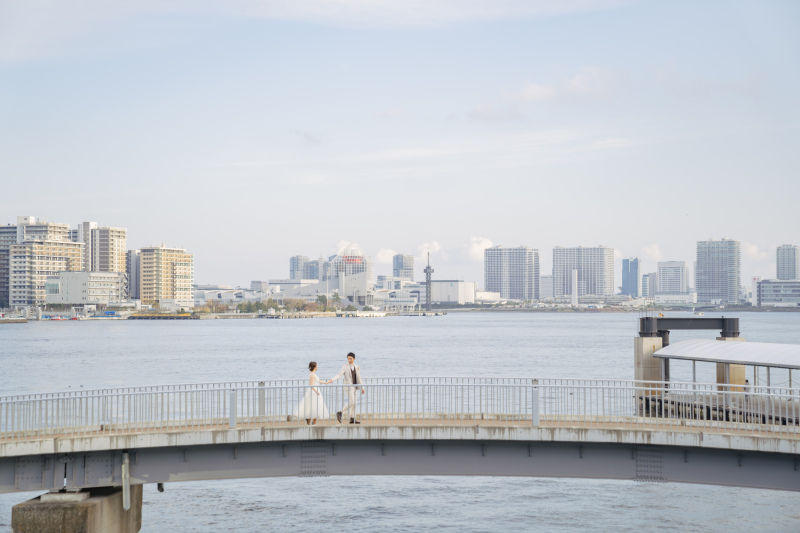 手に手を取って