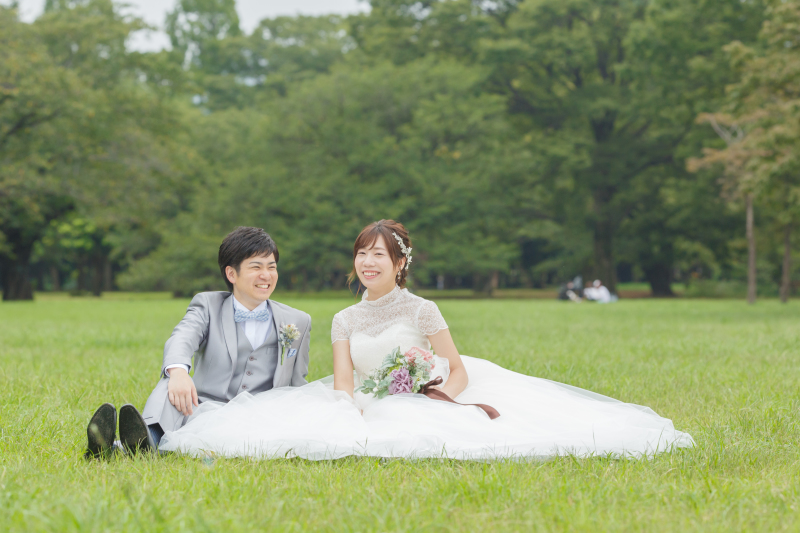 芝生に映えるウェディングドレス