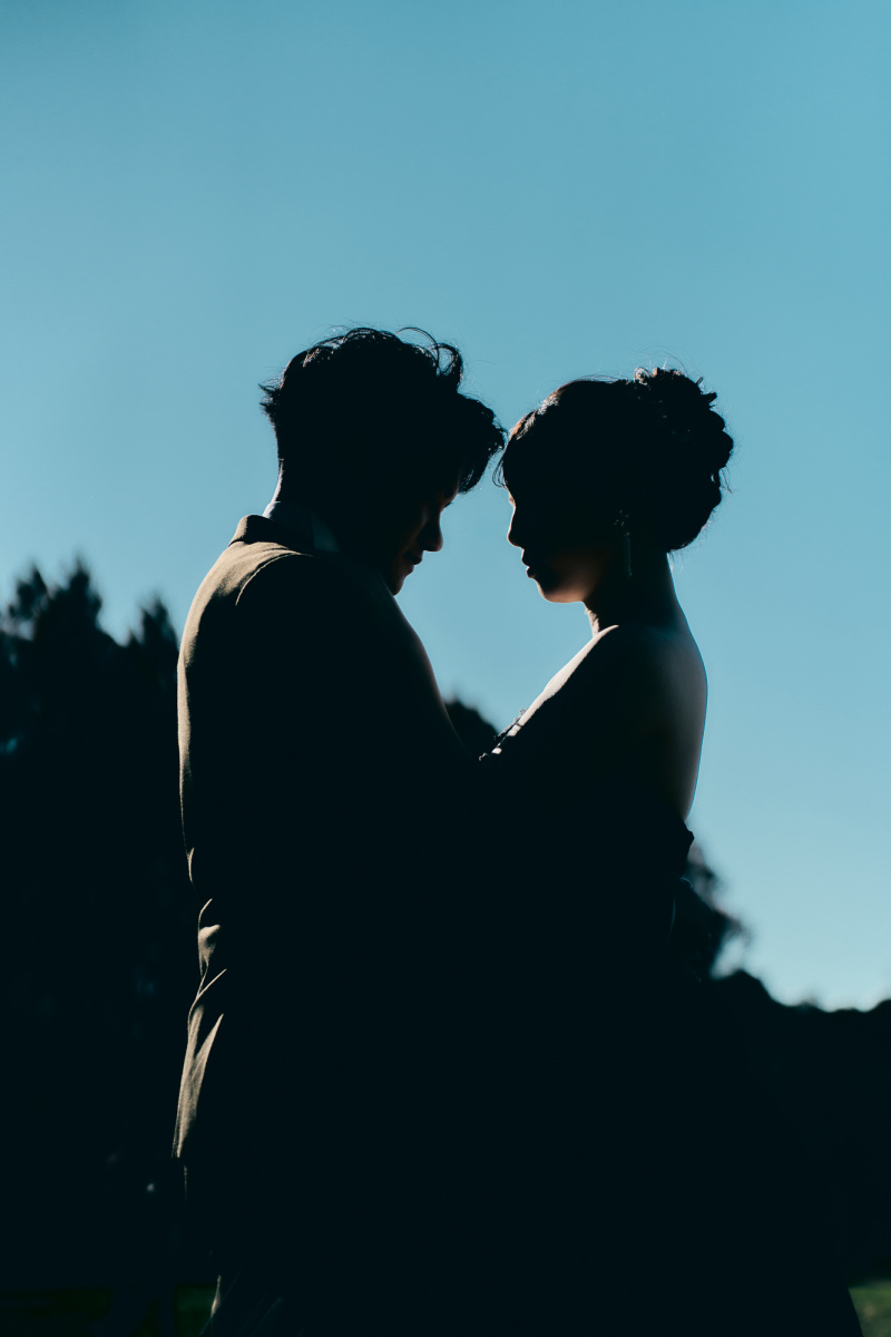 夕陽に包まれるシルエットフォト