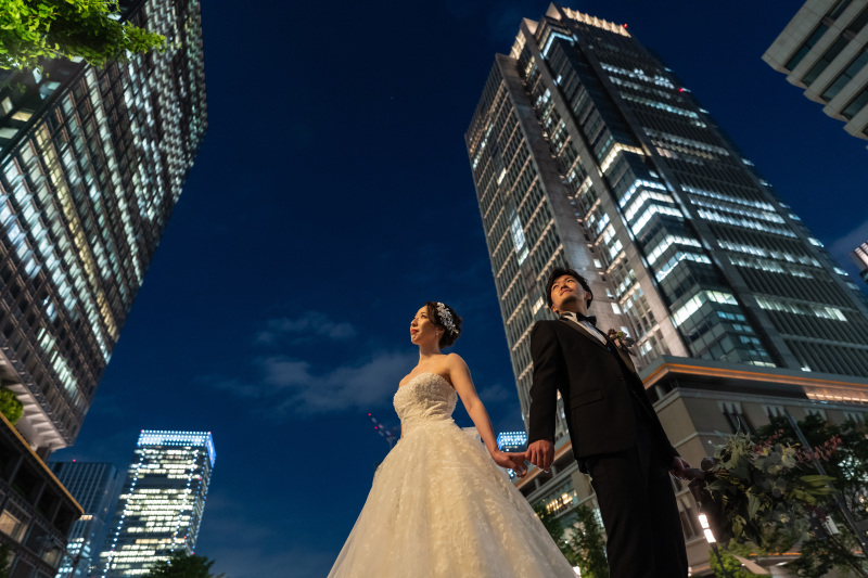 ビル街をバックに