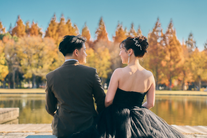 紅葉と水辺に包まれる穏やかな時間