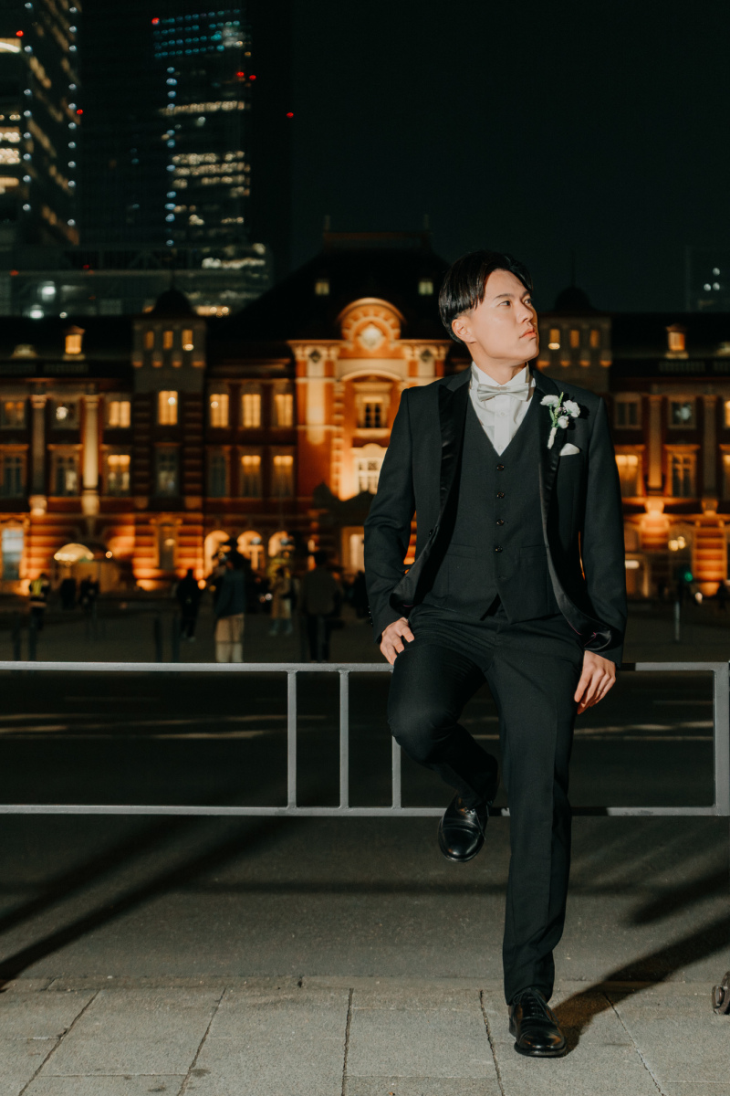 ライトアップされた東京駅と新郎ソロショット