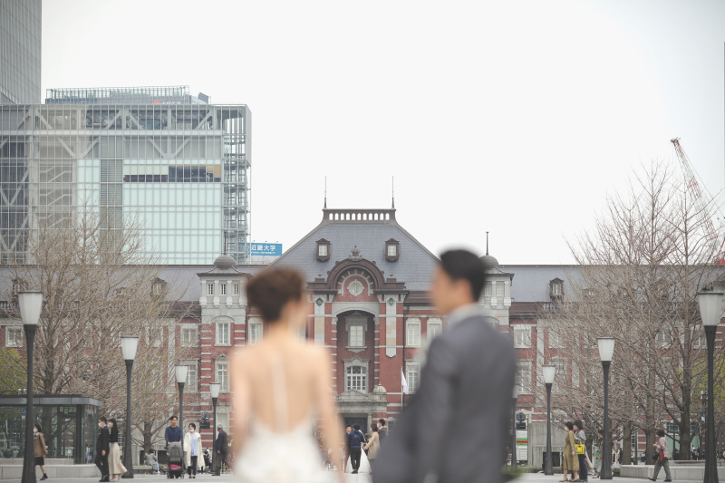 東京駅バックに撮影