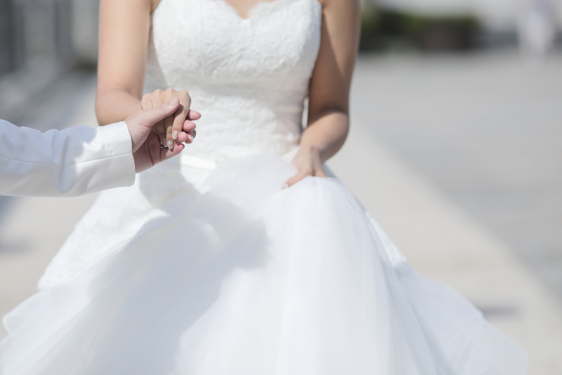 手を取り合って…