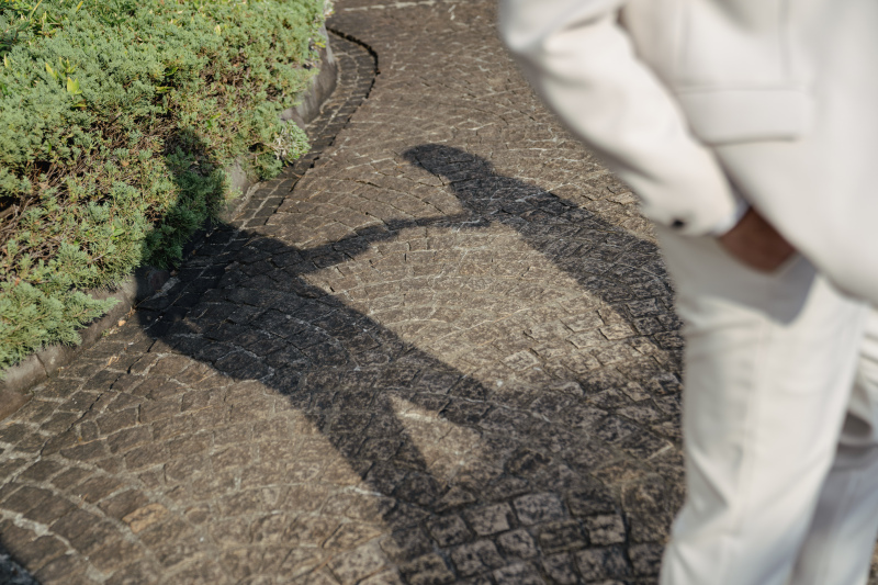 陰でさりげなく