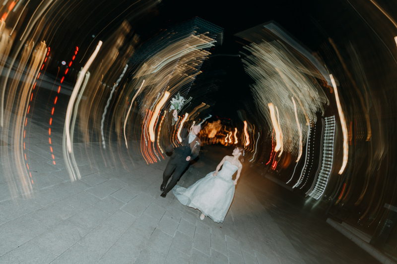 夜の東京を駆け抜けるドラマチックフォト