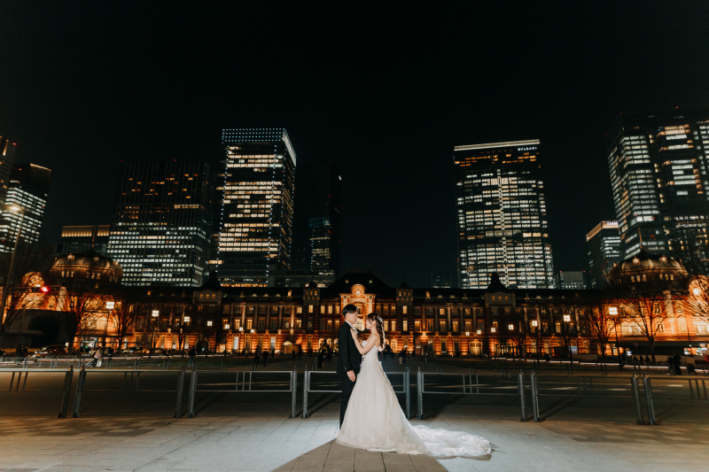 東京駅駅舎と丸の内夜景のワイドショット