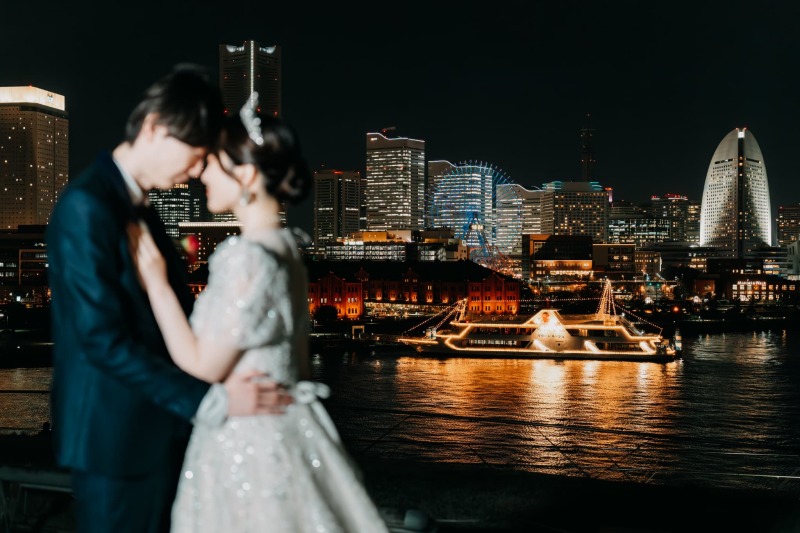 夜景に溶け込むシルエット