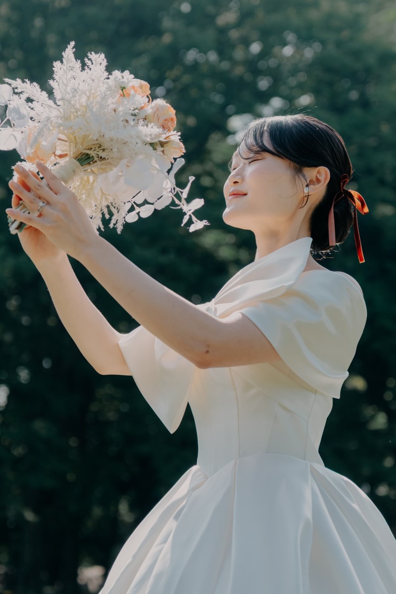 光に包まれる花嫁