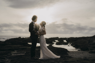 海や岩場で広大な自然に囲まれて