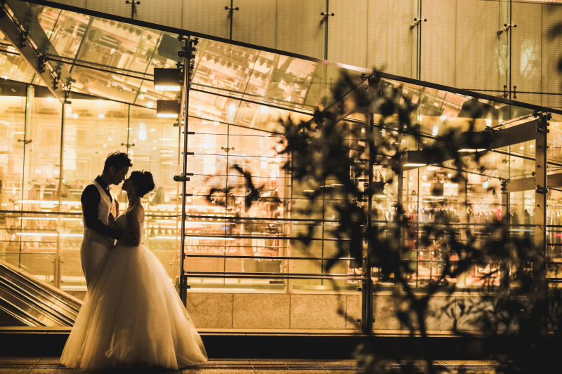 温かいオレンジ色の光の中で