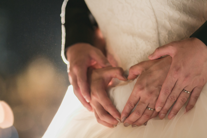 お腹に手を当てて