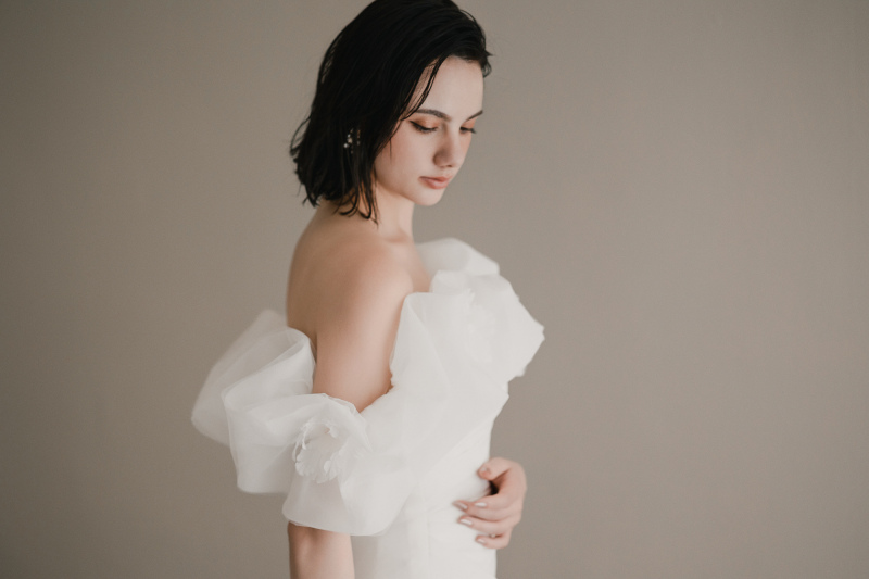 東京の街に映える上質ドレス