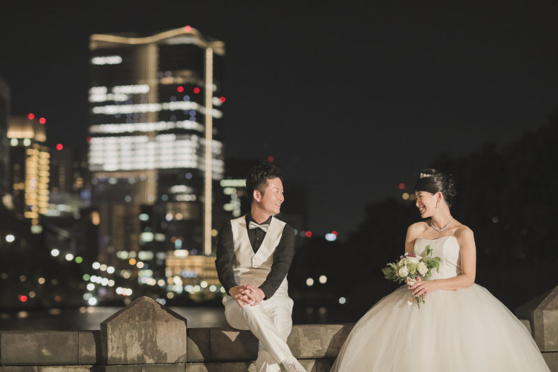 夜景をバックに