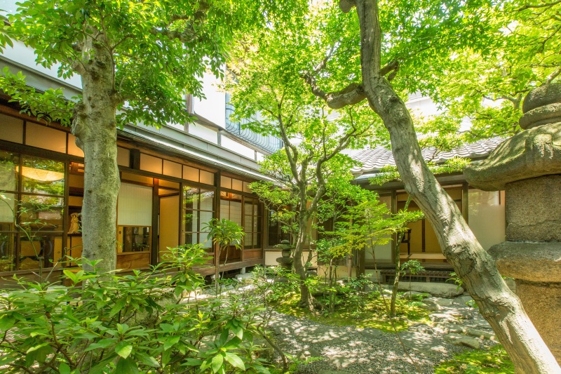 京町家 スタジオがみたい というリクエストに応えて館内レポート 撮影日 18年5月1日 青紅葉が美しい庭が自慢です 京都町家寫眞館 Kyoto Machiya Studio 京都府でフォトウェディング探すならphotorait