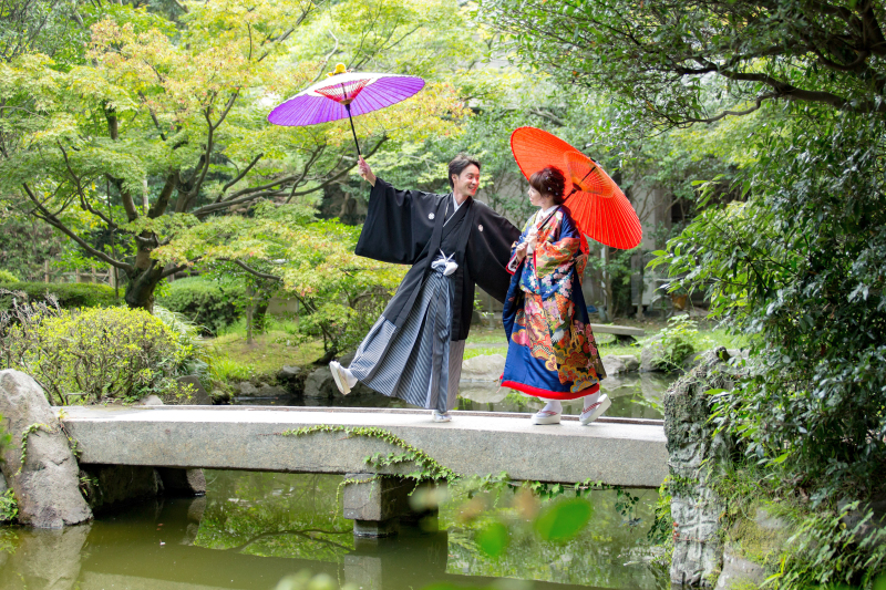 和装が映える庭園