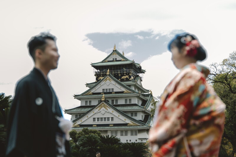 大阪城天守閣を挟んで