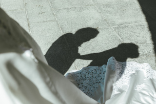 ウェディングドレスで館内もロケーションフォトも