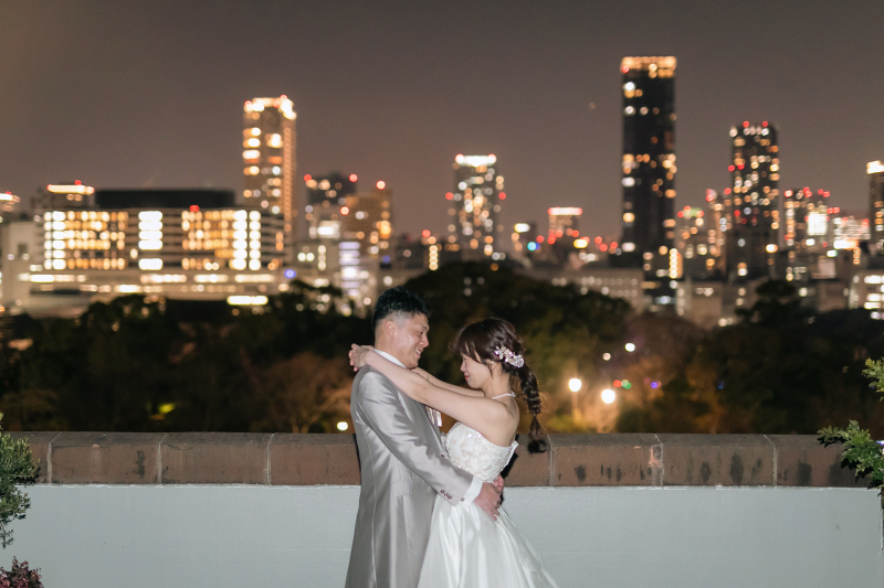 夜景を背景に